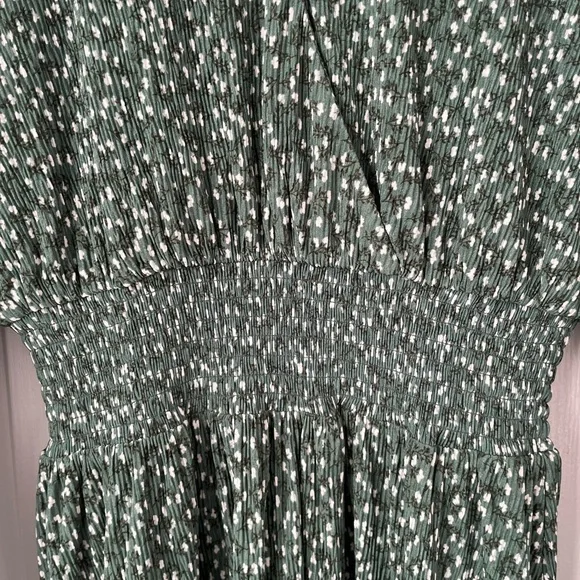 RW&CO. Sage Green Floral V-Neck Mini Dress - Smocked Waist - XS - Picture 4 of 10